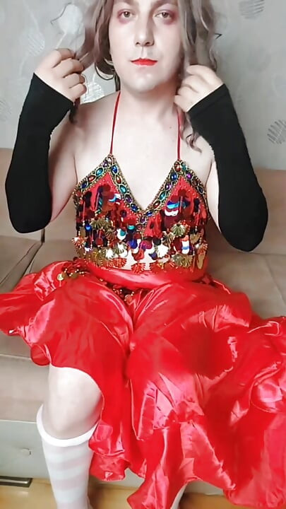 Kırmızı baştan çıkarıcı elbiseli göbek dansçısı kadın