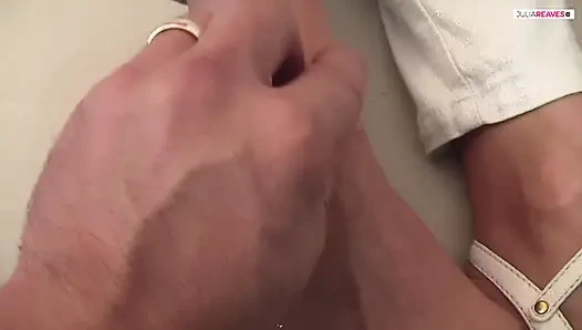 Я кончаю его член своими ступнями