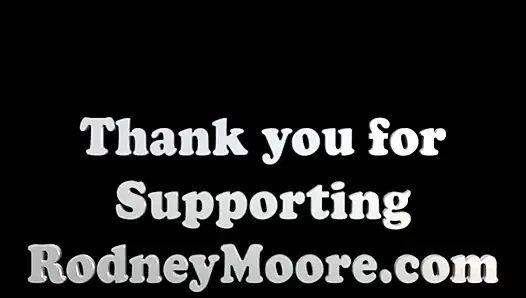 Горячая пухлая девушка поедает из миски для домашних животных и получает долбежку большой задницы