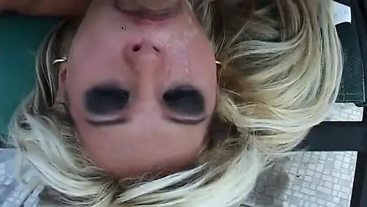 Сосущая большой член испытывает оргазм во рту