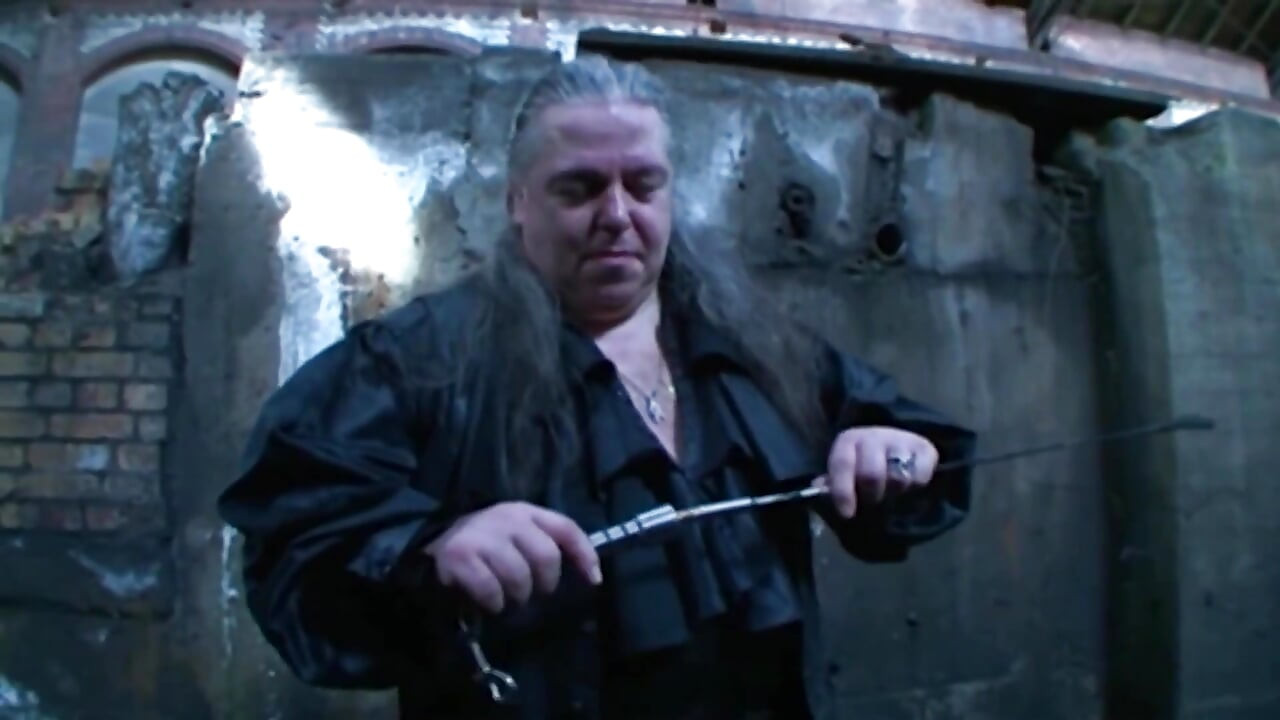 Δεμένη ξανθιά υποβάλλεται σε έντονο τρίο BDSM