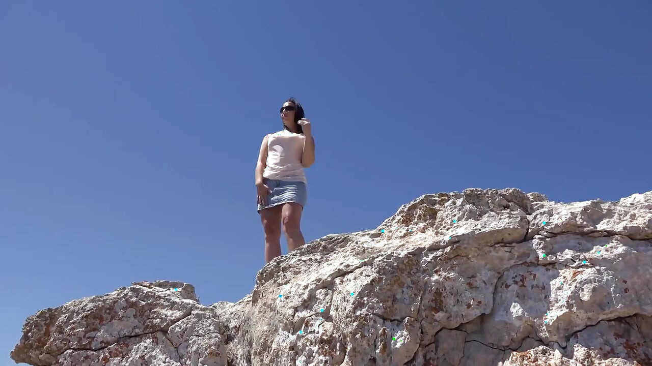 きれいな胸のブルネットの美女がプールのそばでおしっこをしている