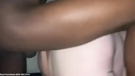 Onu kanepede domaltmış İngiliz iri güzel kadın derin amcık sikiyor