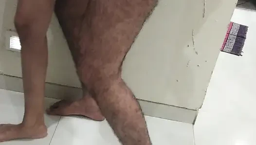 Patron ve sekreter. Yaşlı genç kız. Patron genç sekreteri sikiyor ve iki kez boşalıyor. Elle muamele yarak. Mastürbasyon