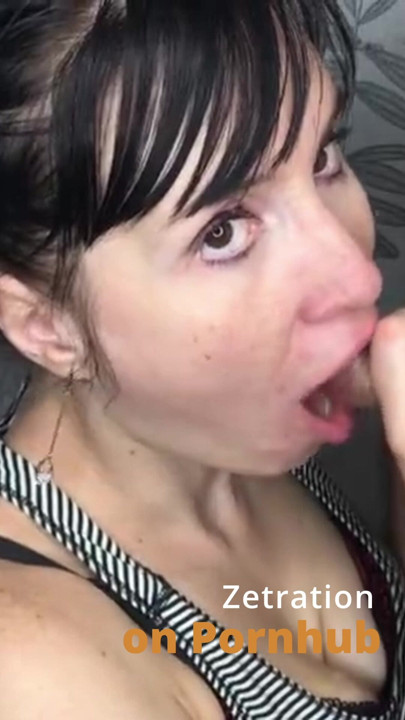 この美女は、彼が喉の奥に完全に入らないように、どれほど強く彼を持ち上げようとしているか!