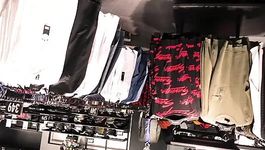 Schätzchen masturbiert öffentlich in der umkleidekabine - Mia bandini