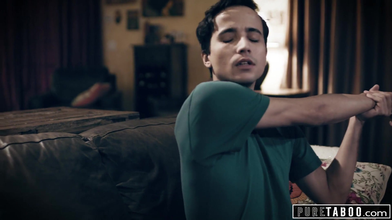 純粋なタブー嫉妬深い息子が継父を誘惑するために継母を誘惑する