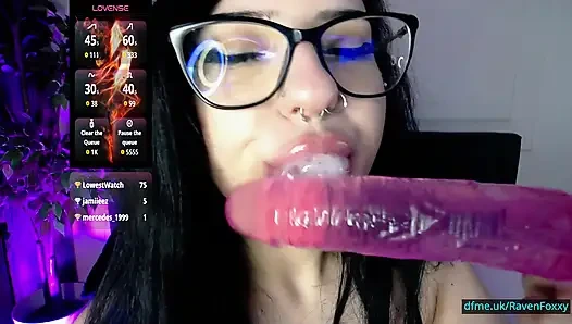 RavenFoxxy bringt süße Coed-Energie und die Art von Spannung, nach der sich Männer sehnen