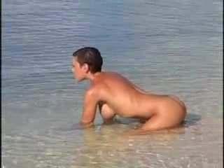 裸ポーズのビーチ写真撮影