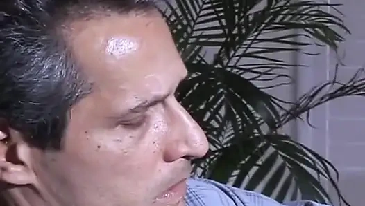 Sadece bir fahişe gibi sikilmeye ihtiyacı var