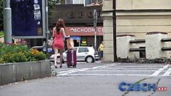 Tsjechische hete roodharige neukt man hard op de parkeerplaats voor geld