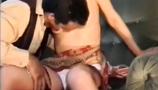 Eine nymphomanische frau, die von einem fremden im Park gefickt wird!