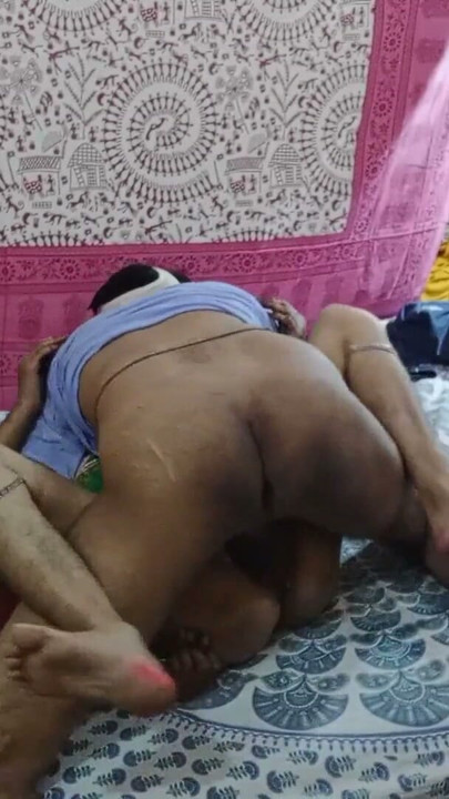 Padausi bhabi Puspa ko bhaga ke laya Lanlord stranger men fuck guest wife she is stay on night | Clip 1