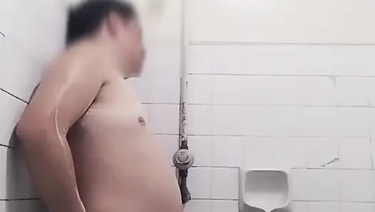 Yakışıklı bir pinoy duştan önce mastürbasyon yapıyor.