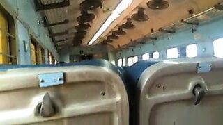 공공 기차에서 자지를 빠는 인도 마누라