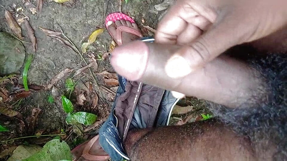 Melancap lembut di dalam hutan