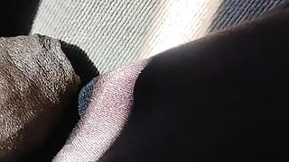 Čokoládová tyčinka ukazuje velké černé péro