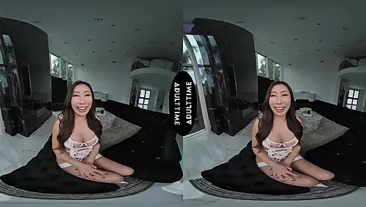 ВБЛИЗИ VR - Nicole Doshi берет контроль в наезднице VR видео от первого лица с хардкорной скачкой с большими сиськами