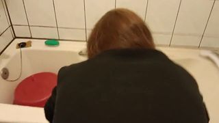 Amateur-Stiefmutter im Badezimmer gefickt