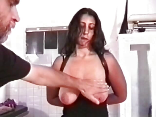 Máy bay bà già vú to bị trói, bịt miệng