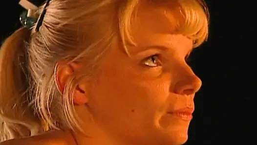Blondes schätzchen lutscht und fickt leidenschaftlich draußen