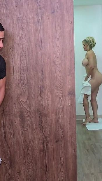 Milf pega colega de quarto assistindo ela e recebe aluguel com sexo hardcore - Monique Fuentes