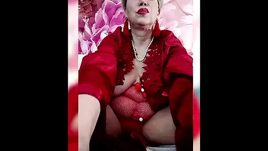 Моя жена-шлюшка, знаменитая горячая милфа Aimee, круто трахает пальцами ее волшебную пизду в ее шоу перед вебкамерой! ))