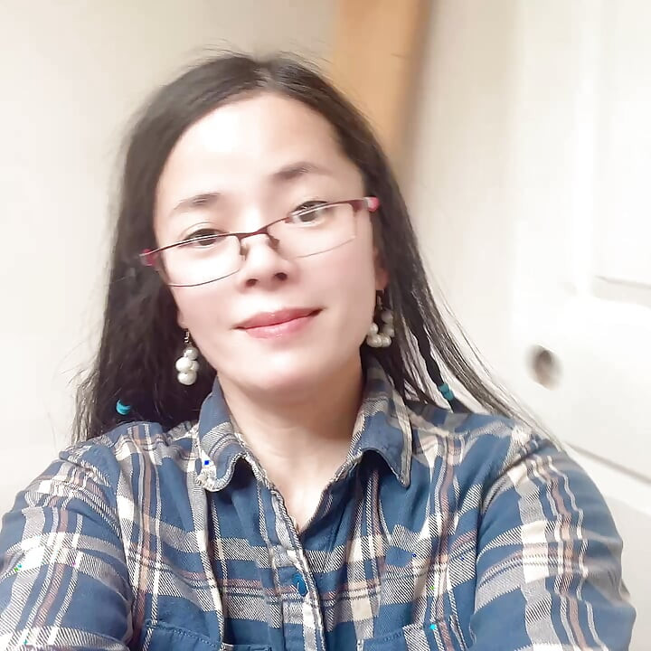 Hana si cewek imut dengan kostum mahasiswa yang seksi
