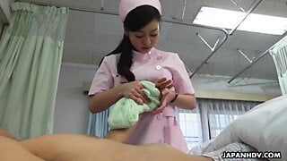 Enfermeira japonesa, Maria Ono está chupando pau, sem censura