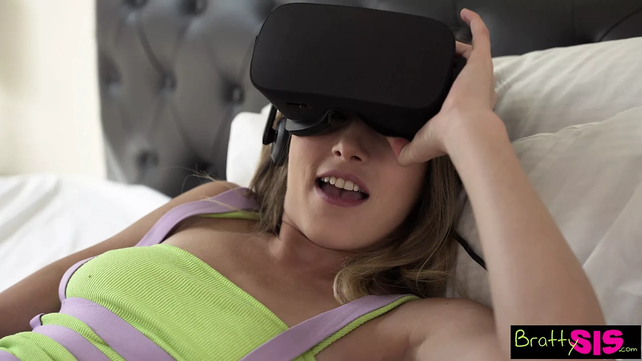 继妹说，我知道你是我的继兄，但你能给我看看你的鸡巴吗？