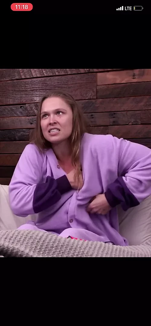 Ronda Rousey 无声乳沟