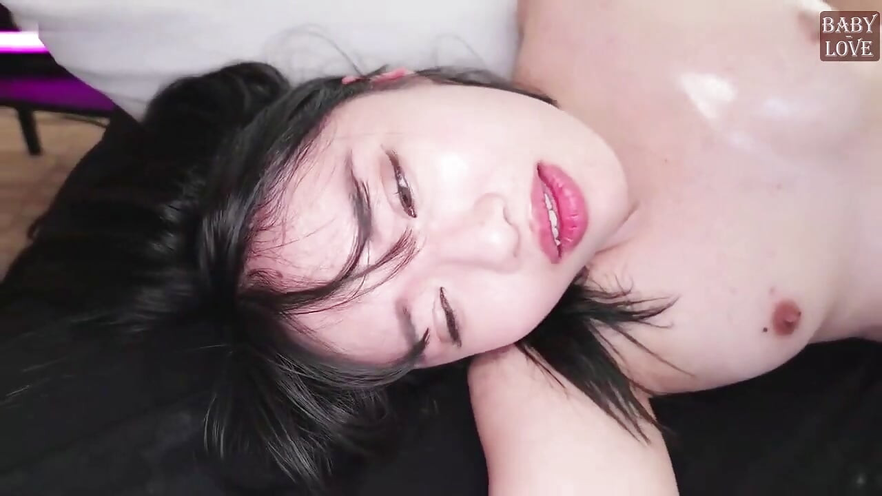 무수정 - 민감한 젖꼭지가 그녀를 가장자리로 밀어내고, 격렬한 쾌락은 야생 질싸로 끝납니다.