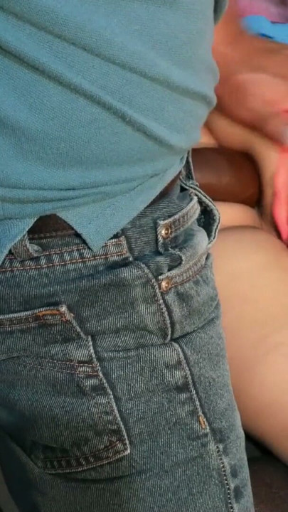 Büyük siyah dildolu diz çöken bir bebek için derin anal delik delme | Klip 2