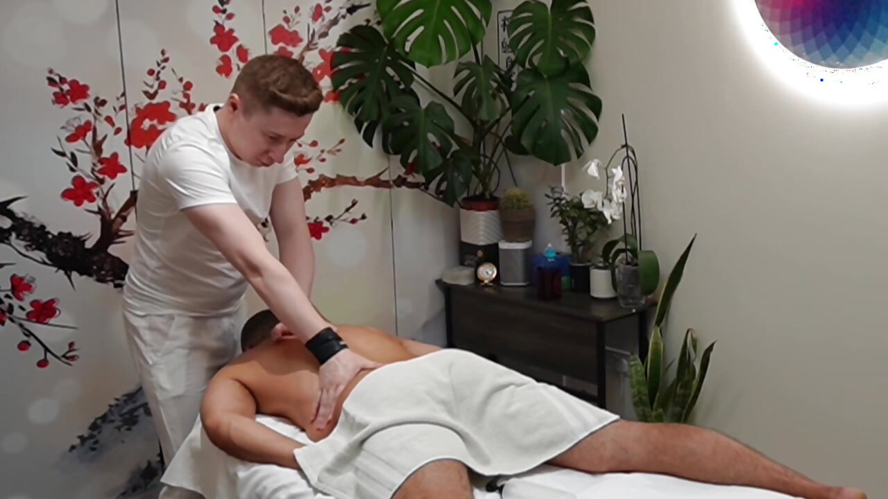 Han kunne ikke skjule sin tykke pik under massage med en ny massør