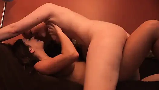 Ibu rumah tangga muda yang hot menerima seorang petugas ke rumah untuk membantunya