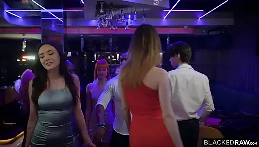 BLACKEDRAW, freche besties dolly dyson und catherine knight werden spät in der nacht, bbc-vierer hart gefickt