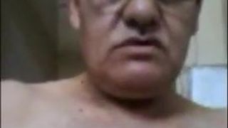 Pakistaanse opa papa laat zijn juwelen zien