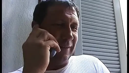 Amateur dünnes mädchen hart von einem typen mit großen muskeln von hinten geknallt