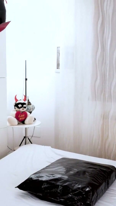 Backstage trío en casa con strap-on y meo | Clip 2