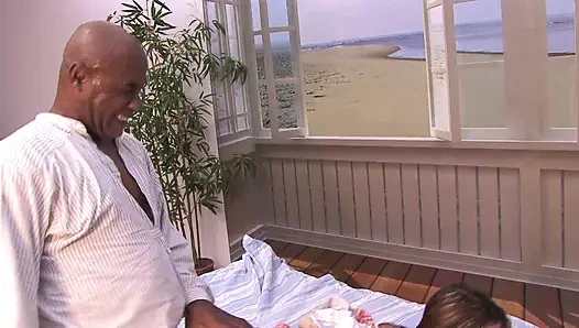 Nenek seksi lagi asik ngentot kontol raksasa pria kulit hitam sampai merangkak