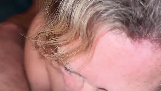 Reife ehefrau liebt es zu lutschen und zu necken