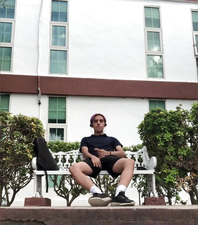 I found a blind spot in the parket sooo I decided to jerk off and feel the adrenaline that comes with doing hot stuff in public