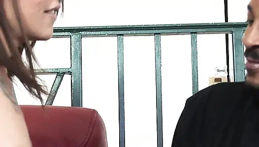 Kleine küken mit kleinen titten von einem großen schwarzen schwanz bespritzt