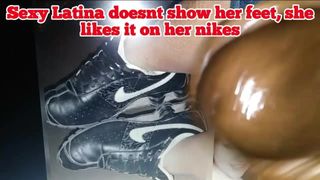 Sexy latina thích nó trên cô ấy giày thể thao