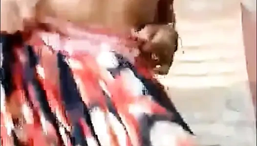 Schwarze Schlampe streichelt ihre geile Muschi gut