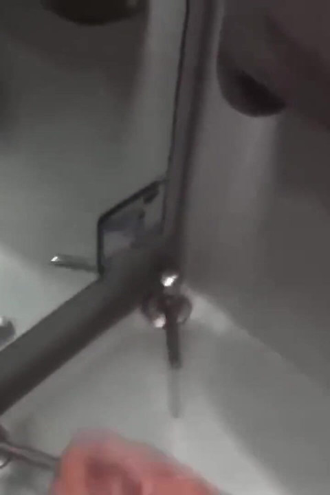 Masturbasi di dalam kamar mandi bus