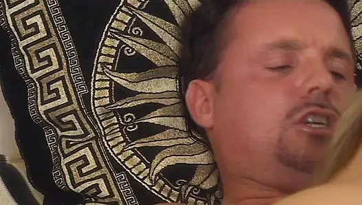 Sarışın hatunlar gırtlağına kadar alıyor ve pervers heat'te biniyor