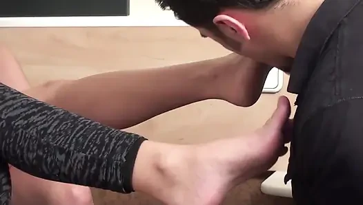 Köle iki güzel genç kıza diz çöküp ayak fetişini yerine getiriyor