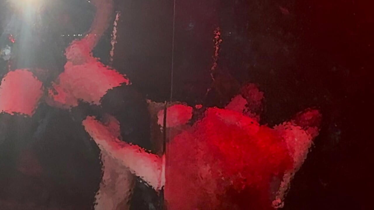 Deo 1:- Marie je odvedena u sobu za vampire da zadovolji svoje vlasnike!