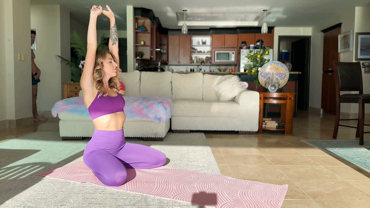 Instructorul meu de yoga mi-a rupt jambierele și m-a futut în timpul orei noastre